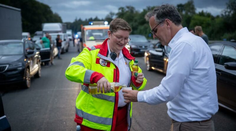 Betreuungseinsatz einer ehrenamtlichen Einsatzkraft im Stau auf der A3 bei Niedernhausen. Foto: Rheingau-Taunus-Kreis