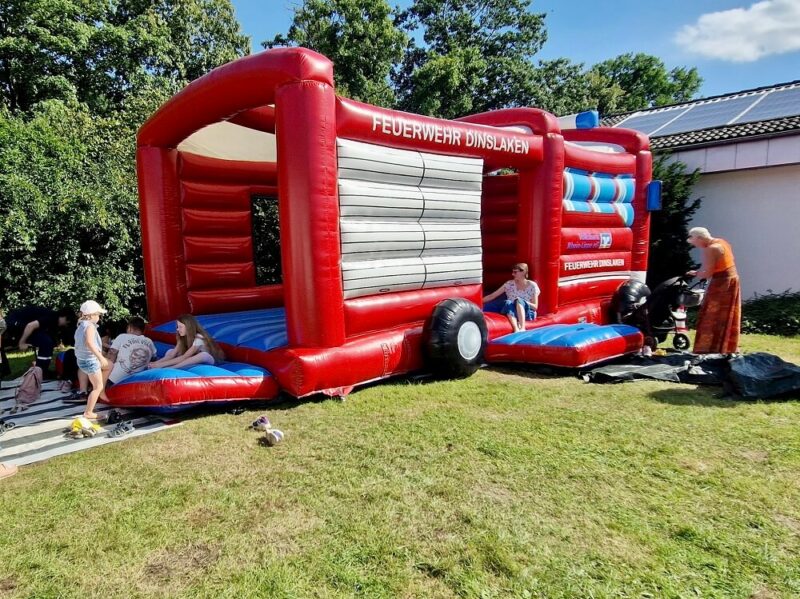 Ein Highlight für alle kleinen Besucher. Die knallrote Feuerwehr Hüpfburg.