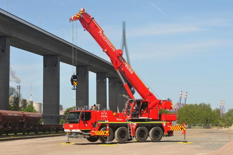 Neuanschaffung: Zum Jubiläum beschenkte sich die Hamburger Berufsfeuerwehr mit dem neuen Kranwagen selbst.