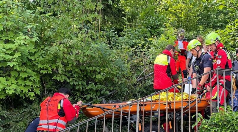 Kein einfaches Gelände. Zahlreiche Staffeln und Stufen stellten sich den Einsatzkräften in den Weg. Foto: Daniel Anand