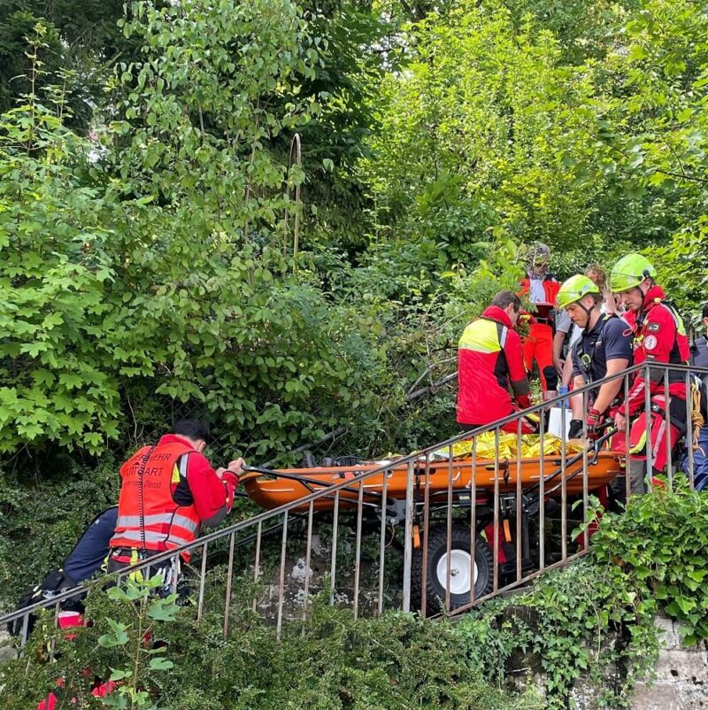 Kein einfaches Gelände. Zahlreiche Staffeln und Stufen stellten sich den Einsatzkräften in den Weg. Foto: Daniel Anand