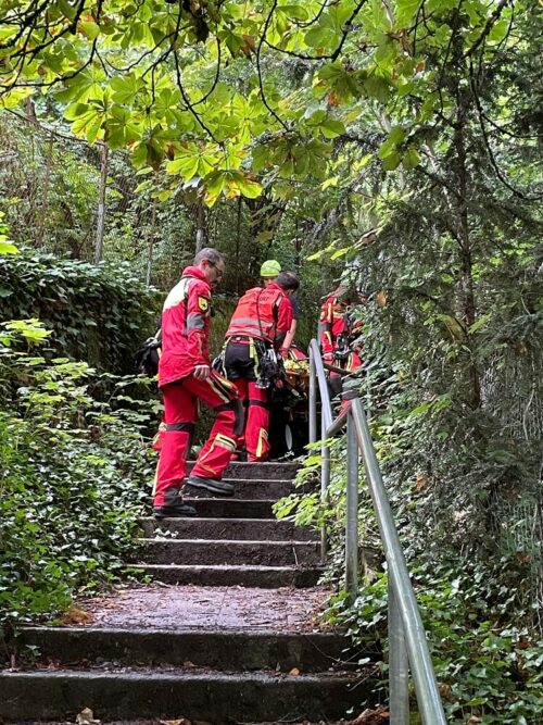 Mit einer sogenannten "Einradtrage" transportierten sie die Frau schonend nach unten. Foto: Daniel Anand