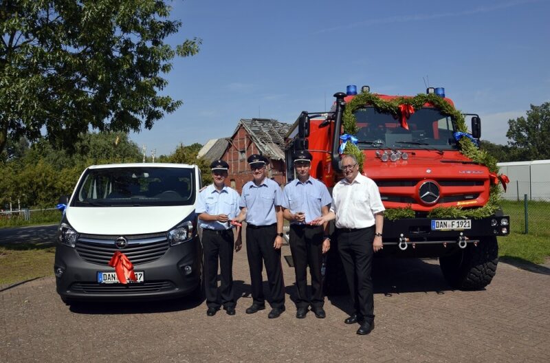 Zwei neue Einsatzfahrzeuge für Jameln: MTW und TLF 3000 bei der Übergabe. Foto: Kreisfeuerwehr Lüchow-Dannenberg