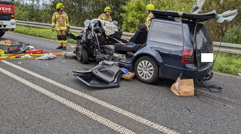 VW Golf: Auch in diesem Pkw waren zwei Verletzte eingeklemmt. Foto: FF Selfkant