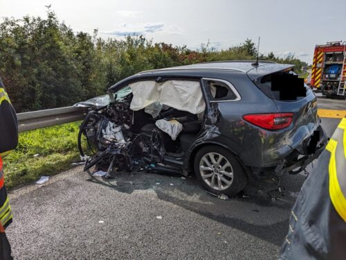 Renault Kadjar: Aus diesem Fahrzeug befreite die Feuerwehr den Fahrer sowie eine schwangere Frau. Foto: FF Selfkant