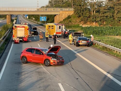 Die beiden Unfallfahrzeuge wurden durch den Aufprall in einen weiteren PKW geschleudert.