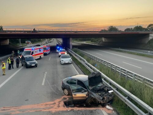 Die Feuerwehrleute führten an den zwei schwer beschädigten Unfallfahrzeugen Sicherungsmaßnahmen durch und banden auslaufende Betriebsstoffe