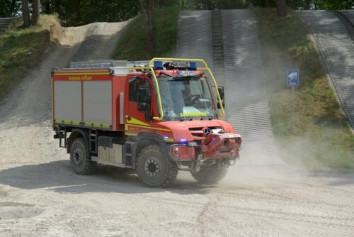 Der RW-K auf Unimog U 323 RW-K befährt auch schmale Wege. Foto: Ralf Maile/Daimler Truck AG