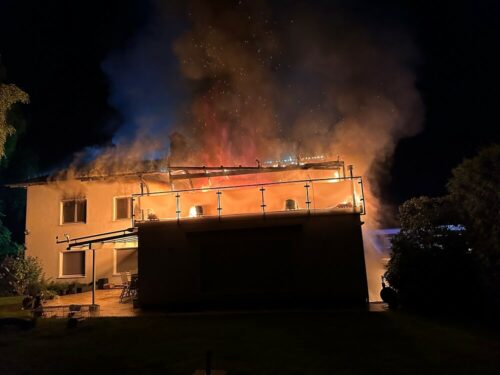 Der gesamte erste Stock und das Dachgeschoss standen in Vollbrand. Foto: Feuerwehr Herdecke