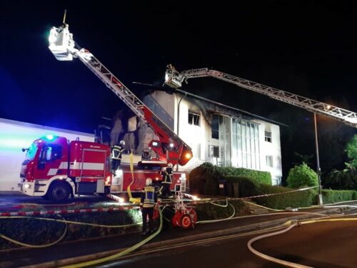 Mit der Drehleiter wird das Dach abgedeckt um Glutnester besser erreichen zu können. Foto: Feuerwehr Herdecke.