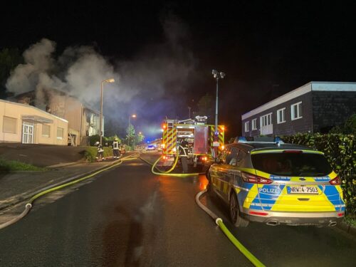 Überblick über den Einsatzort. Mehr als 80 Einsatzkräfte der umliegenden Feuerwehren waren im Einsatz. Foto: Feuerwehr Herdecke