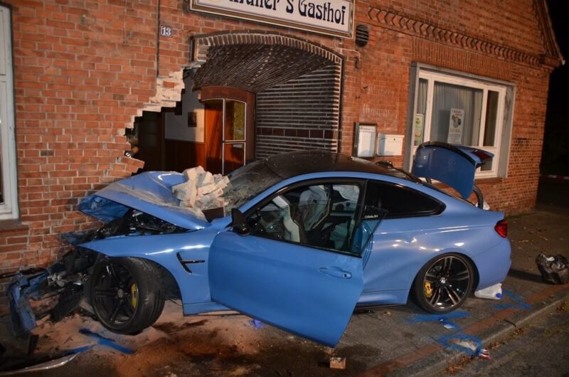 Der blaue BMW mit komplett deformierter Front in der Hausmauer der ehemaligen Gaststätte