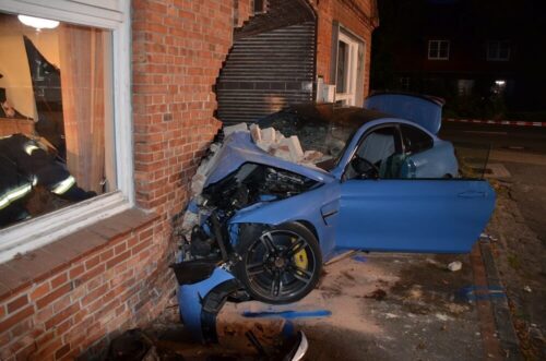 Der BMW wurde bei dem Unfall komplett zerstört. Einzelne Ziegel flogen von der Hauswand auf die Motorhaube und die Frontscheibe.