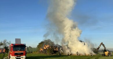Im Einsatz: Kräfte der Feuerwehr löschen die durch Brandstiftung entzündeten Strohballen.