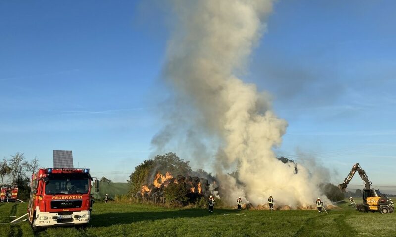 Im Einsatz: Kräfte der Feuerwehr löschen die durch Brandstiftung entzündeten Strohballen.