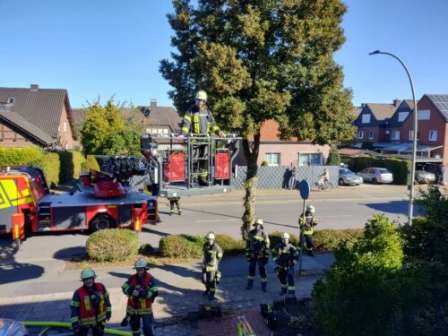 Einheiten der Feuerwehr vor dem betroffenen Mehrfamilienhaus.