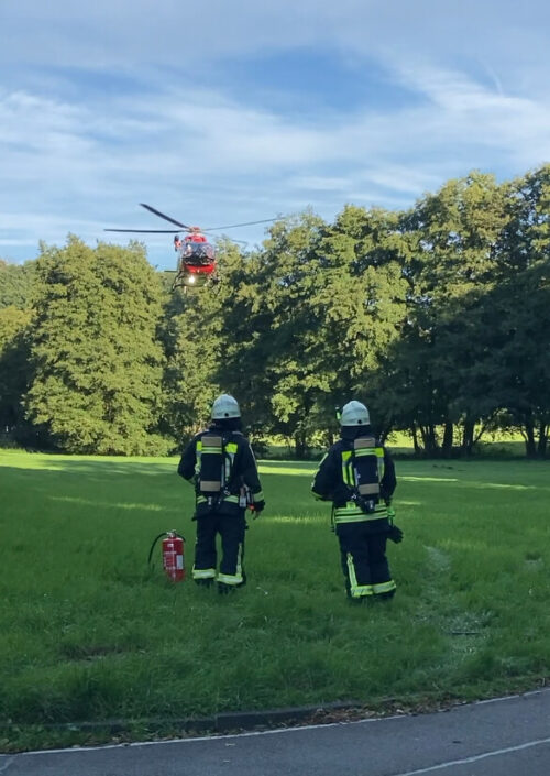 (1)Start: Einsatzkräfte der Feuerwehr sichern den Start von Christoph Dortmund ab. Foto: Jens Herkströter
