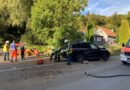 (3) Patientenbetreuung: Rettungsdienst und Notarzt stabilisieren den schwerverletzten SUV-Fahrer vor dem Transport in eine Spezialklinik. Foto: Jens Herkströter