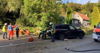 (3) Patientenbetreuung: Rettungsdienst und Notarzt stabilisieren den schwerverletzten SUV-Fahrer vor dem Transport in eine Spezialklinik. Foto: Jens Herkströter