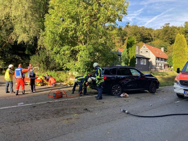 (3)Patientenbetreuung: Rettungsdienst und Notarzt stabilisieren den schwerverletzten SUV-Fahrer vor dem Transport in eine Spezialklinik. Foto: Jens Herkströter