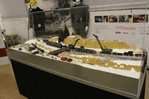 Diorama: Es ist das Herzstück der Ausstellung und zeigt die Bergung des Maschinenwagens durch zwei Eisenbahnkräne am Tag nach dem Unfall. Foto: Sarah Altendorfer