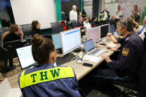 Fokussiert: Der FüGK in der Augsburger Hauptfeuerwache. Foto: Michael Hochgemuth/Stadt Augsburg