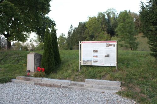 Anlässlich der Eröffnung der Sonderausstellung 2021 entstand auch die Informationstafel für die Gedenkstelle an der Unglücksstelle. Foto: Sarah Altendorfer