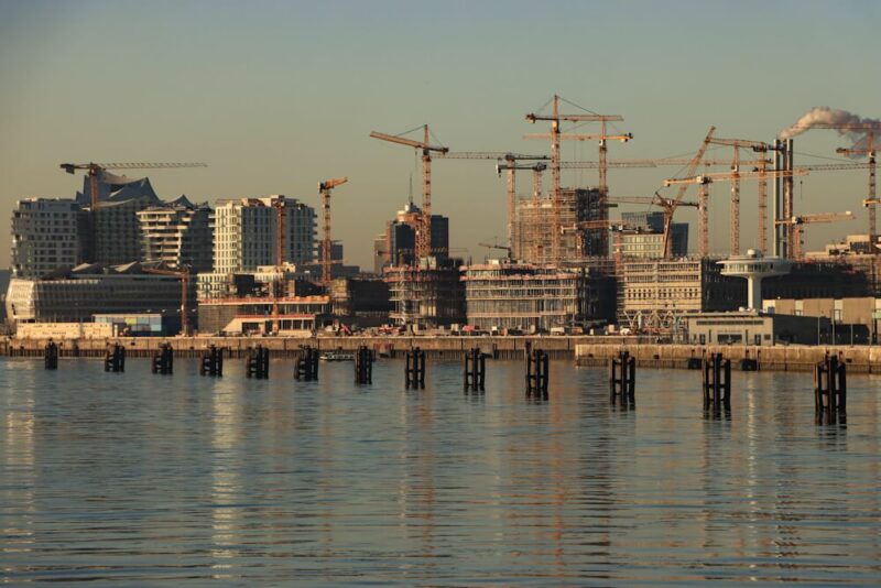 Hamburg von der Elbe aus.