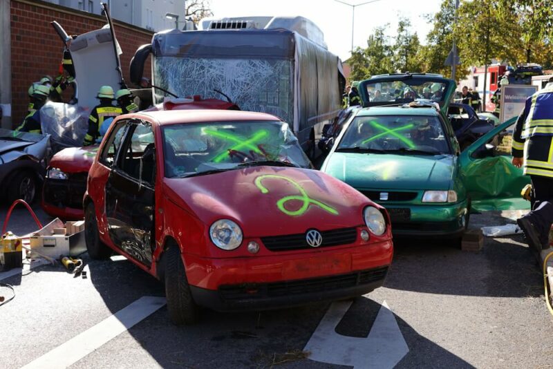 Ein simulierter Unfall. Viele zerstörte Autos und ein demolierter Bus.