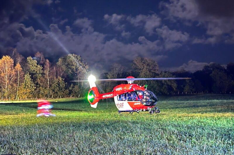 Rettungshubschrauber steht auf einer Wiese.