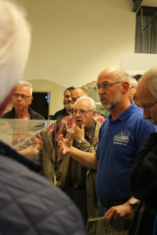 Hartmut Klust beschreibt den Gästen die Erstellung des Dioramas. Foto: Sarah Altendorfer