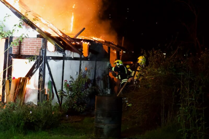 Schuppen im Strebergarten steht in Flammen.