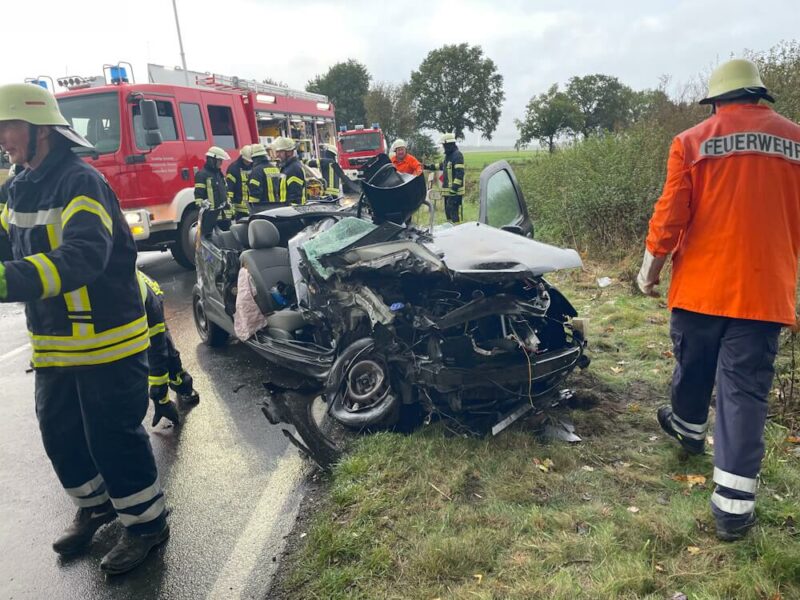 Der Renault Clio ist nach dem Verkehrsunfall komplett beschädigt.