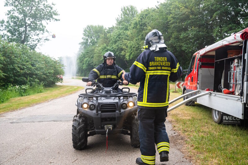 Feuerwehrmann sitzt auf einem Quadbike.