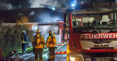 Dachstuhlbrand in Melsdorf beeinträchtigt Zugverkehr
