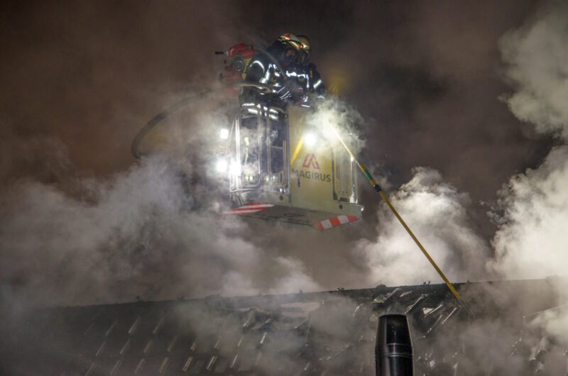Feuerwehrmänner im Rettungskorb beim Dachstuhlbrand.