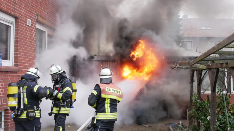 Feuerwehr löscht Flammen.