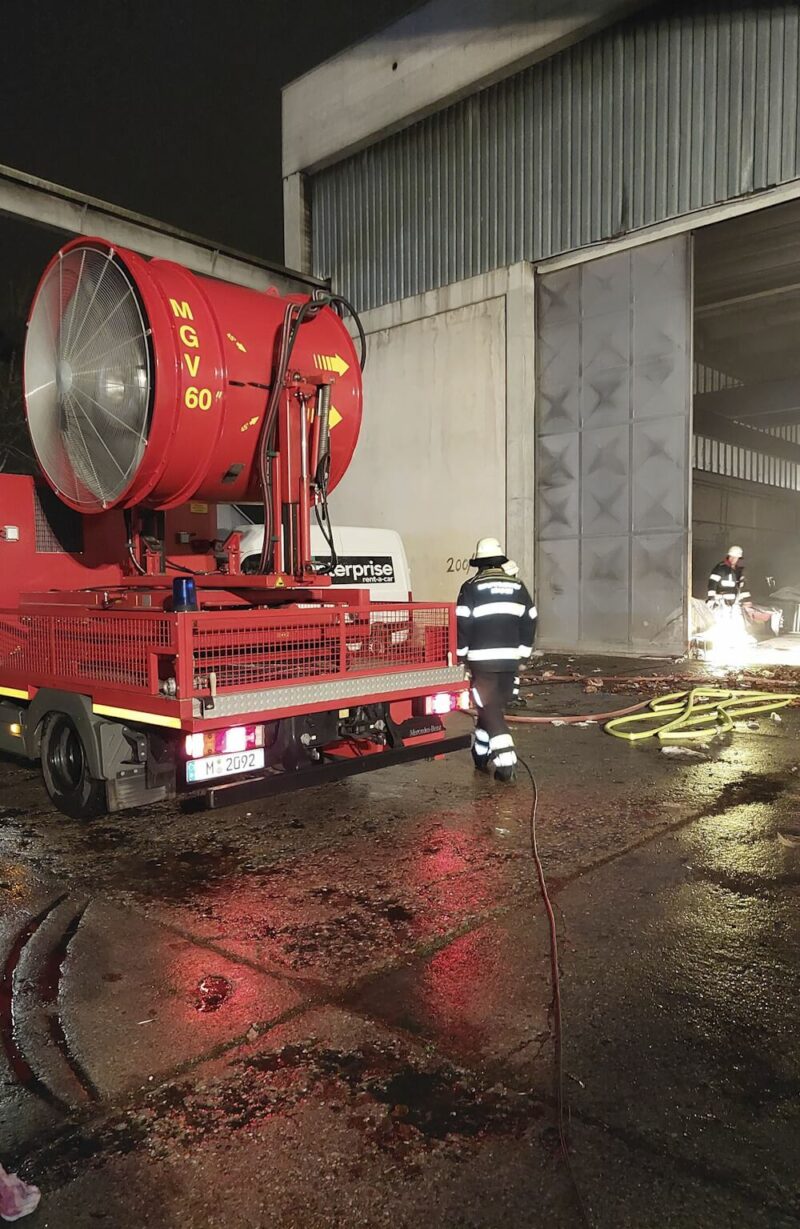 Ein Großlüfter steht vor dem Betonwerk.