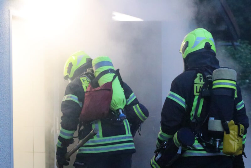 Rauch dringt aus dem Raum, während die Feuerwehr ihn betritt. 