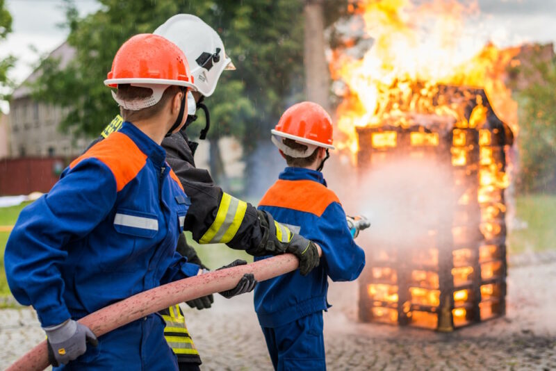 Kinder- und Jugendfeuerwehr beim Löschen eines Brandes.