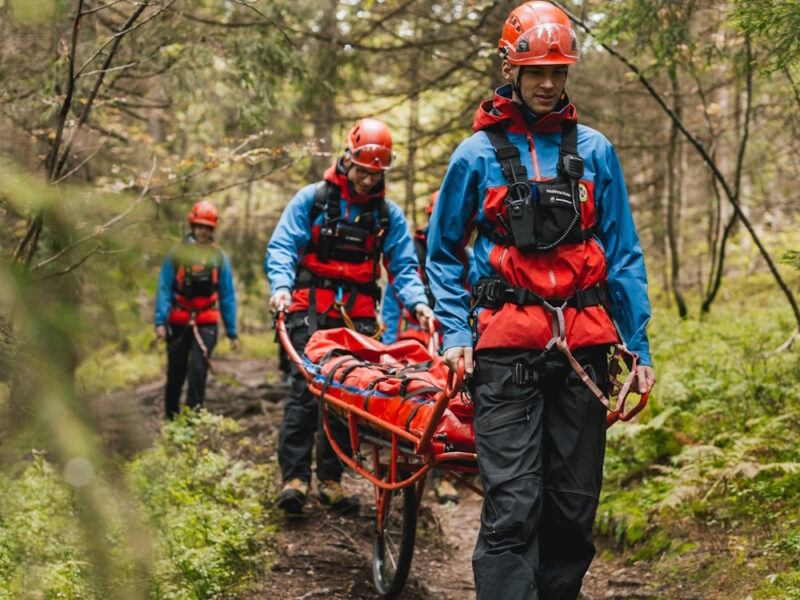 Rettungskräfte mit Trage