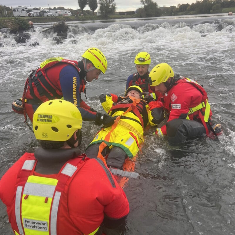 Strömungsretter retten Person aus dem Fluss.