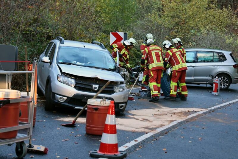 Einsatzkräfte räumen Unfallstelle