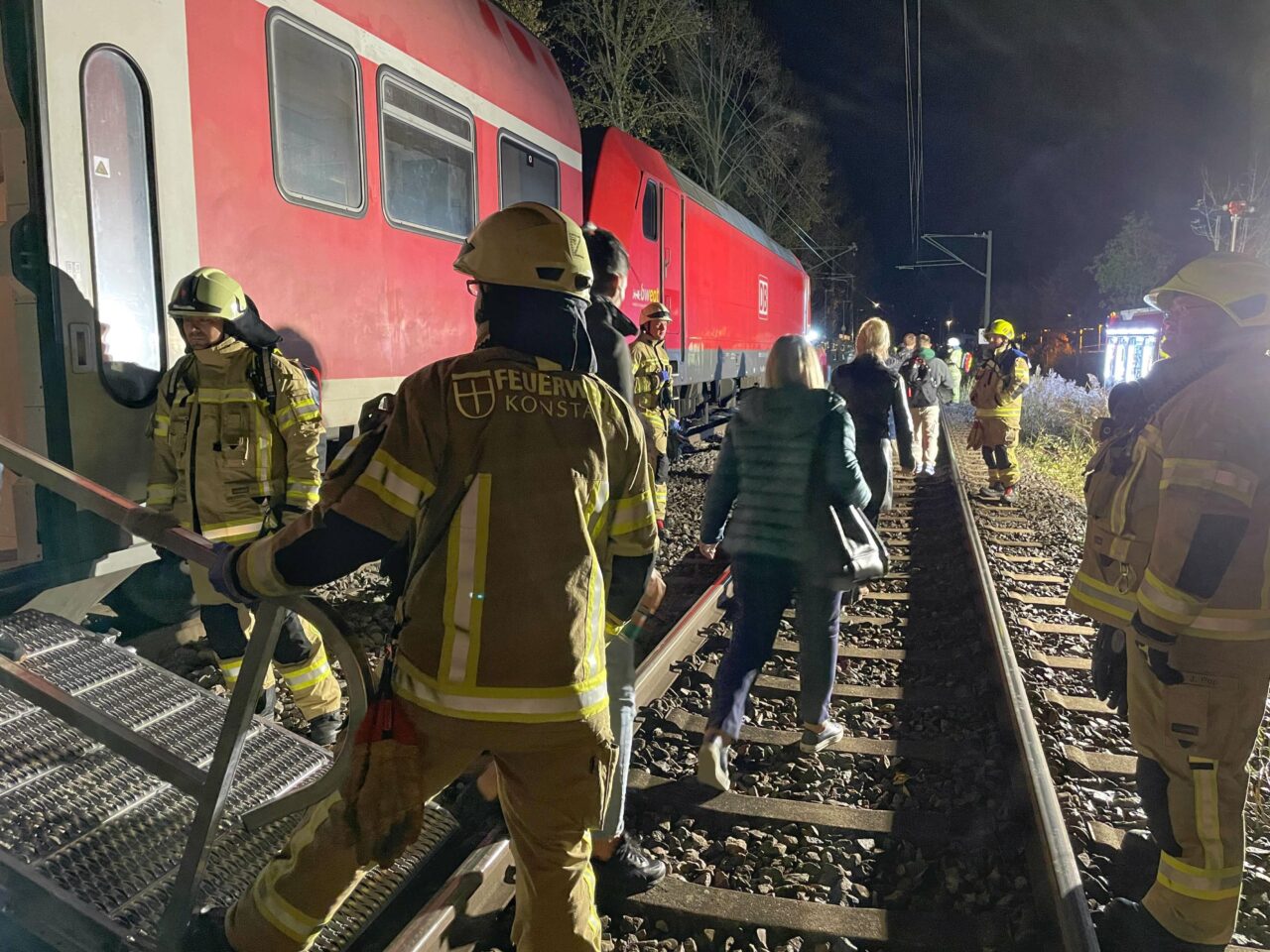 Bahnpassagiere werden nach draußen geleitet.