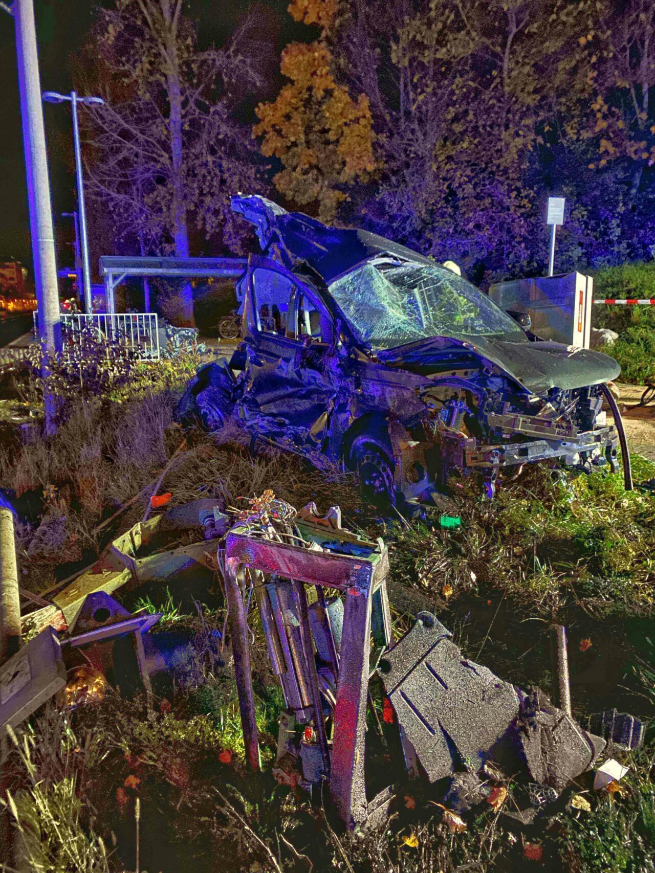 Zerstörter PKW nach Zugunfall