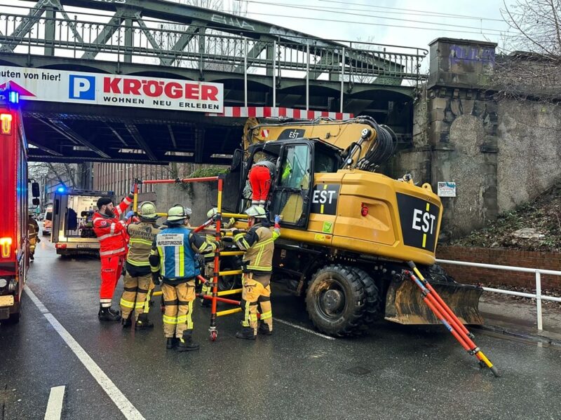 Mit einer Rettungsplattform musste der Fahrer aus dem Bagger gerettet werden.