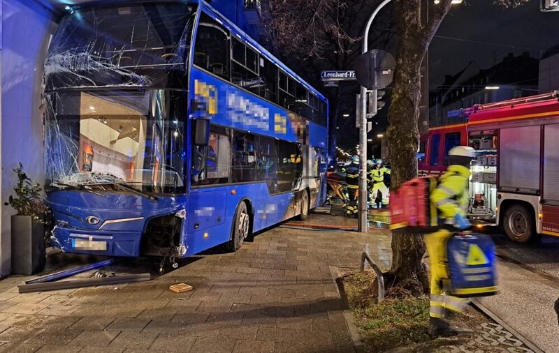 Noch an der Hauswand stehend, machten die Einsatzkräfte den stark beschädigten Bus ausfindig. 