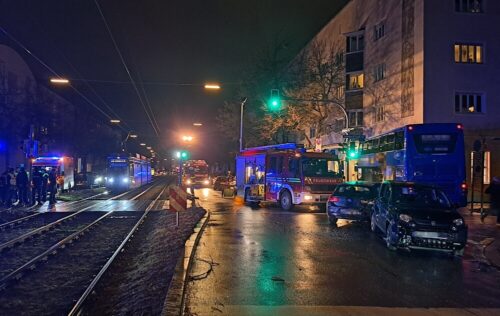 Ein chaotisches Bild: Hauswand, Bus, sechs weitere Fahrzeuge und mehrere Straßenschilder wurden bei dem Unfall beschädigt.