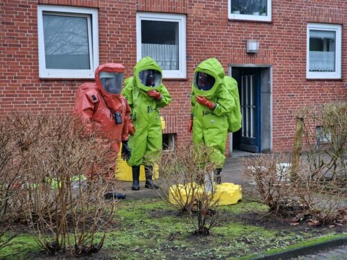 Die Einsatzkräfte mussten Chemikalienschutzanzüge tragen, da sich unter anderem Salzsäure und weiter unbekannte Chemikalien im Keller befanden.