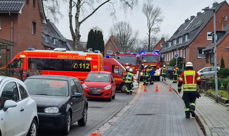 Vierzig Einsatzkräfte der Feuerwehr Redensburg sowie des Löschzug Gefahrengut rückten zur Einsatzstelle.